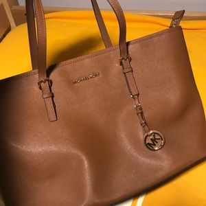 Micheal Kors Jet Set Large Top Zip luggage tote